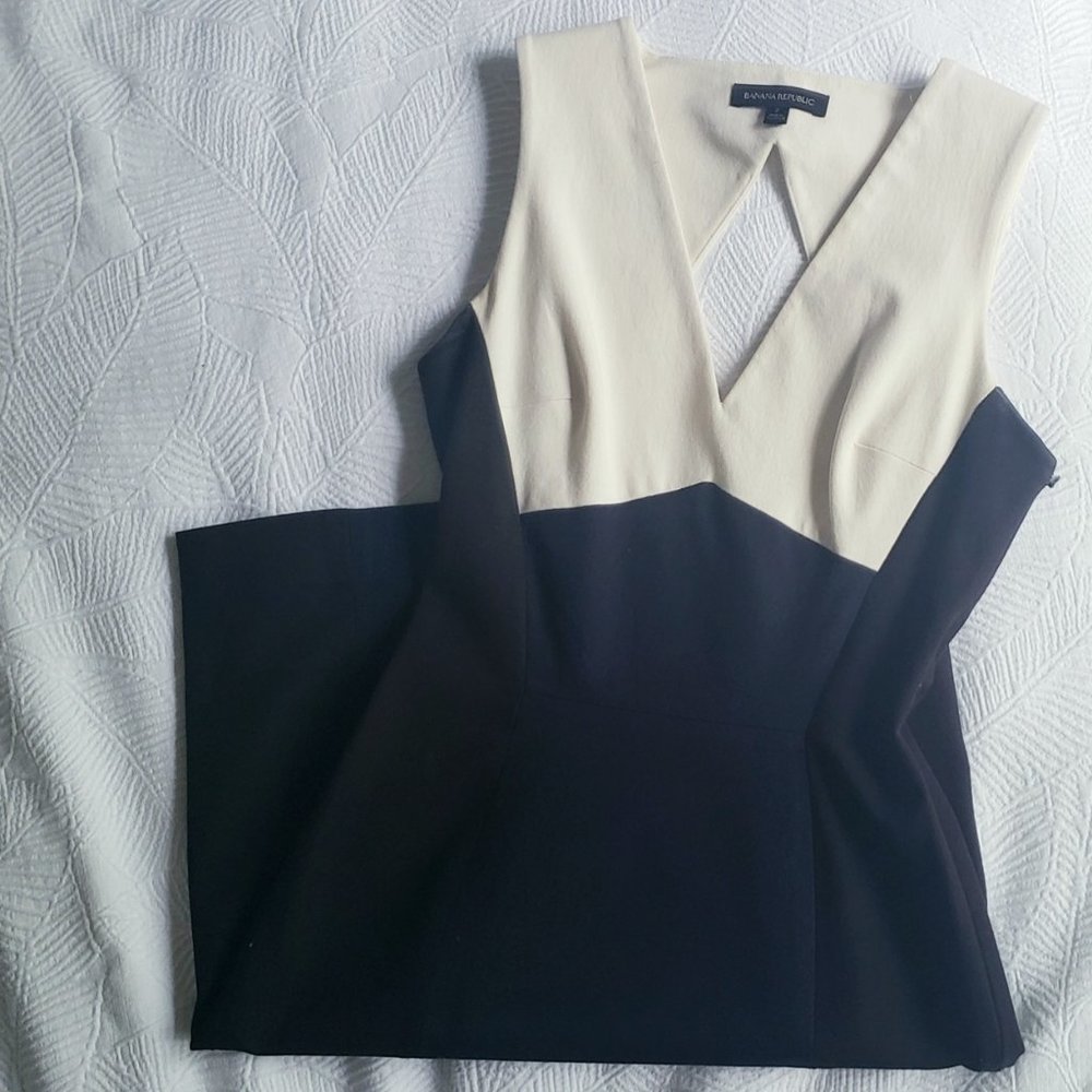 Sleeveless Biege and Black Sheath Dress with Cutout (Back) Size 2